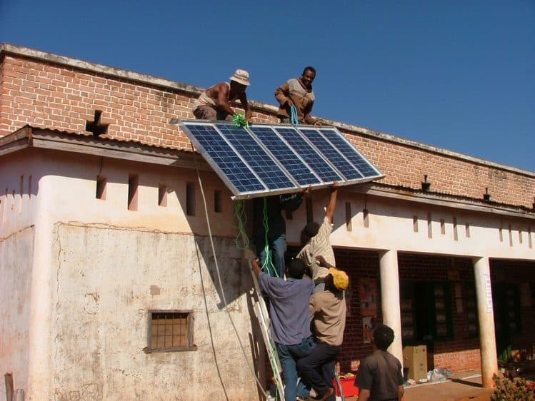 Pose de panneaux solaires par Aquamad