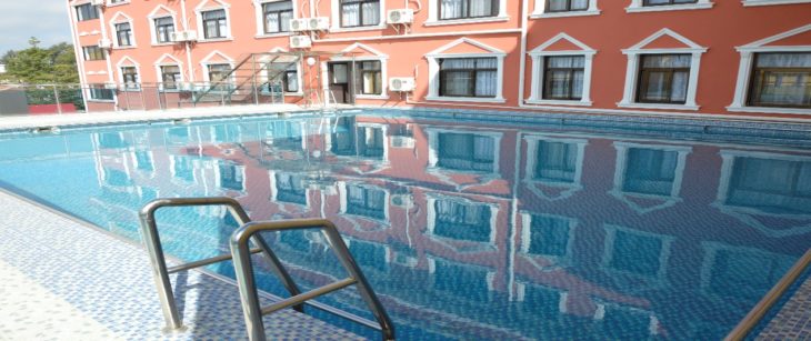 La piscine extérieure de l'Asia and Africa Hotel
