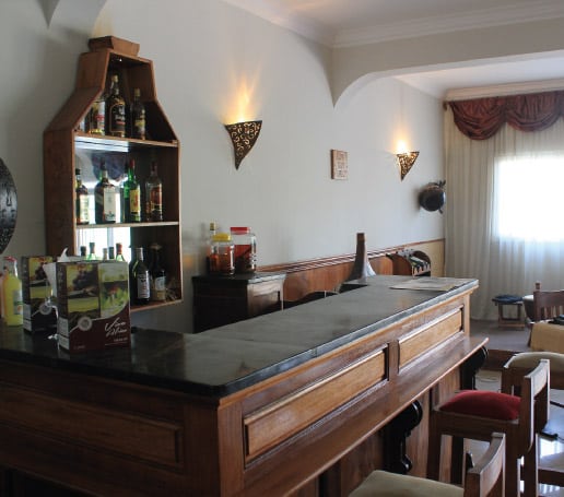 Boiseries élégantes et travaillées au bar du K.méléon Hôtel