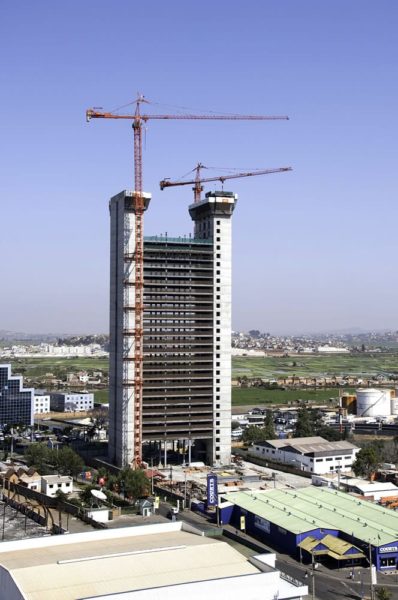 La tour Orange, à Ankorondrano, durant sa construction Colas