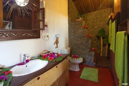 Ecolodge Ravoraha, Salle de bains des bungalows