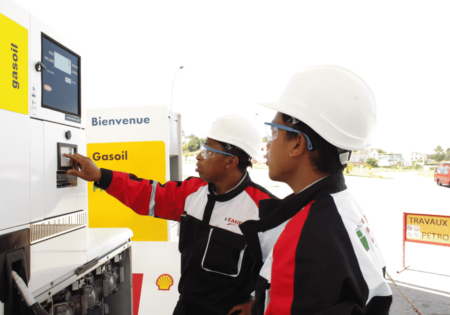Techniciens EMIP sur une station essence