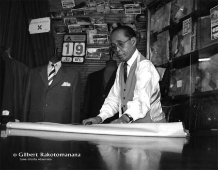 Gilbert Rakotomanana dans son atelier