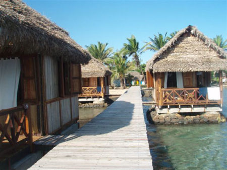 Bungalows sur pilotis à l'hôtel Lakana