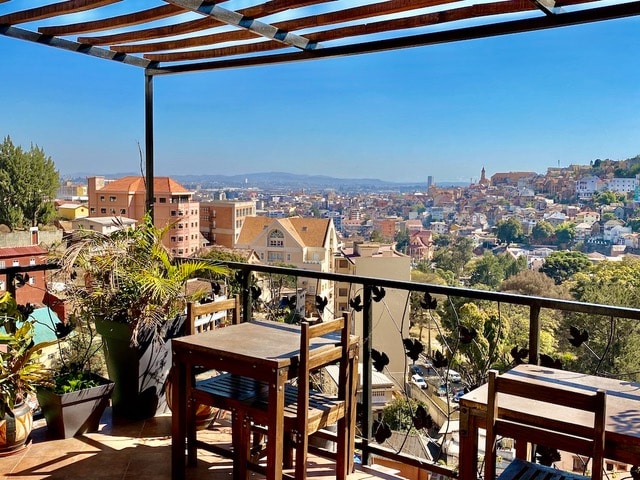 Vue sur la terrasse de l'hôtel Niaouly