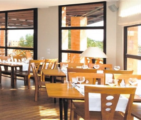 Une chaude lumière pour les boiseries du restaurant de l'Hôtel Tamboho