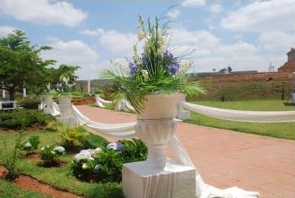 Entrée et jardin à l'espace Les Colonnades