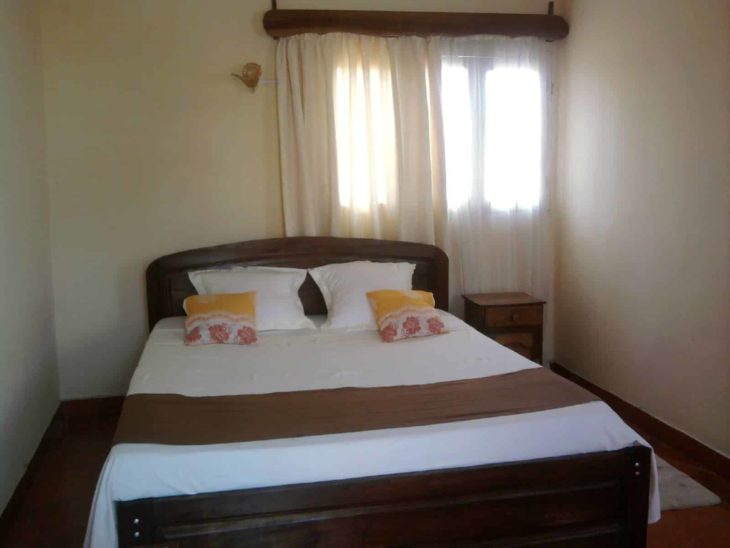 Chambre avec lit queen size au Luca's Hôtel