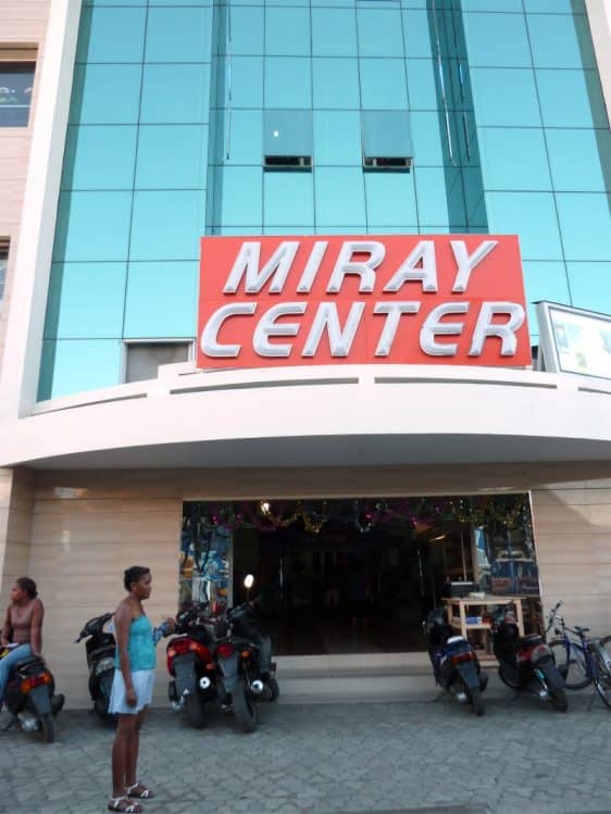 Le Miray Center se trouve dans le même bâtiment que le Miray Hôtel