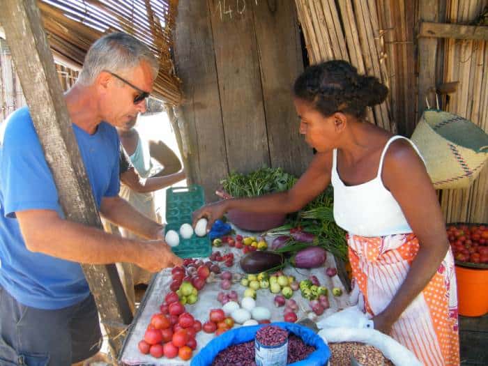 Des produits frais sont servis sur le voilier Ondine