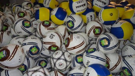 Ballons de foot chez Saffron Boutique