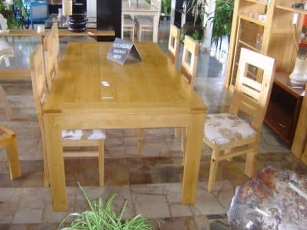 Une table en katrafay (ou Cedrelopsis Grevei pour les curieux...)