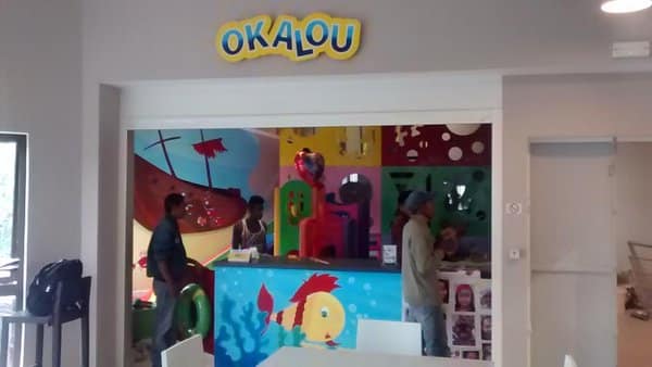 Au bout du Food Court, un service de garderie : Okalou !