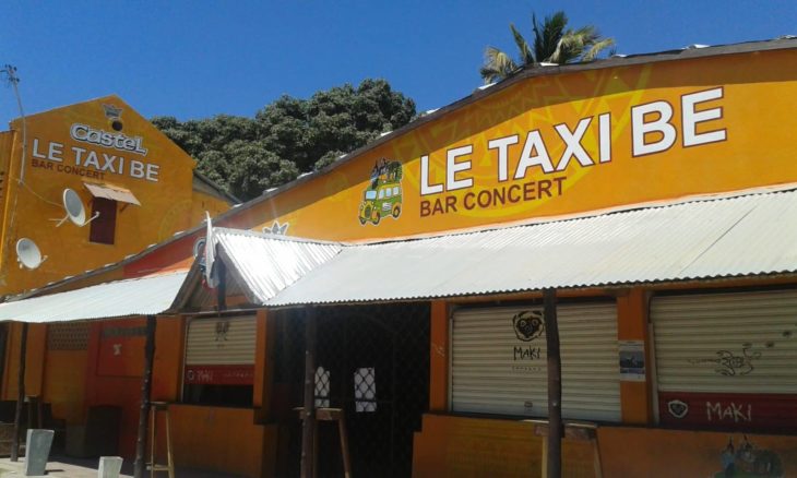 Le Taxi Be à Majunga, en journée